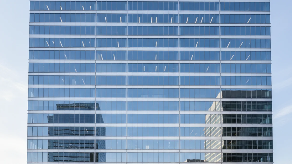 Vista aérea de una granja porcina moderna y grande en una zona rural de Cataluña, ilustrando la concentración del sector.