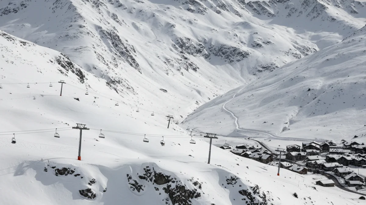Vista panorámica de una estación de esquí en el Pirineo con nieve abundante y montañas al fondo, simbolizando el potencial turístico.