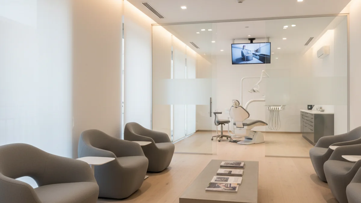Imagen genérica del interior de una clínica dental moderna con espacios amplios y tecnología de última generación.