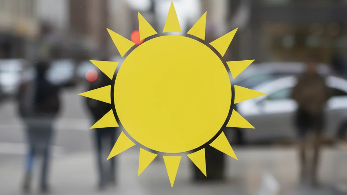 Detalle de un distintivo comercial en un escaparate de una tienda local.