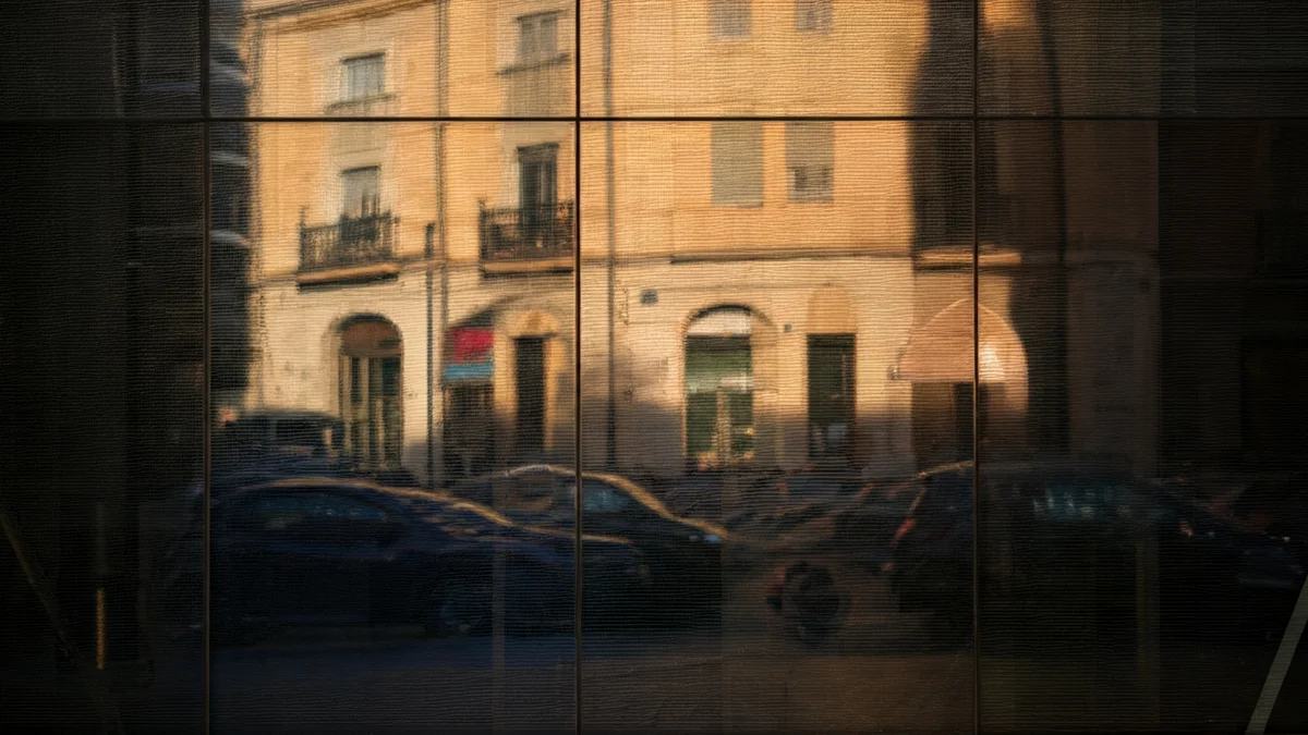 Imagen genérica de un escaparate moderno reflejando una calle comercial animada.