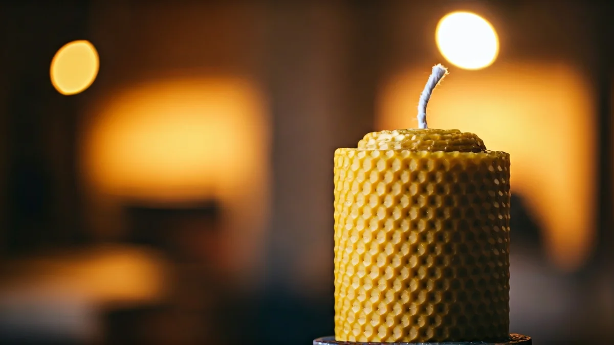 Imagen genérica de una vela artesanal de cera de abeja en un taller.