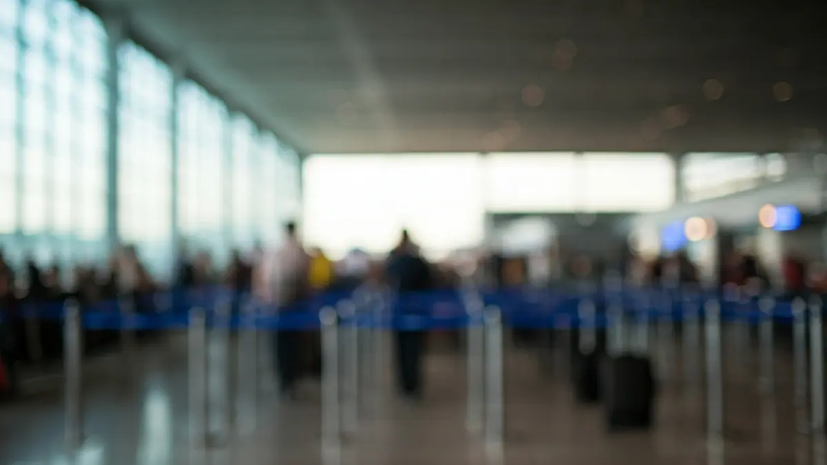 Imagen genérica del interior de una terminal de aeropuerto moderna, con luz natural y detalles arquitectónicos.
