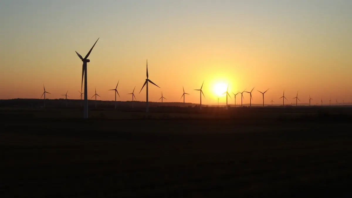 Imagen genérica de aerogeneradores en un paisaje rural al atardecer.