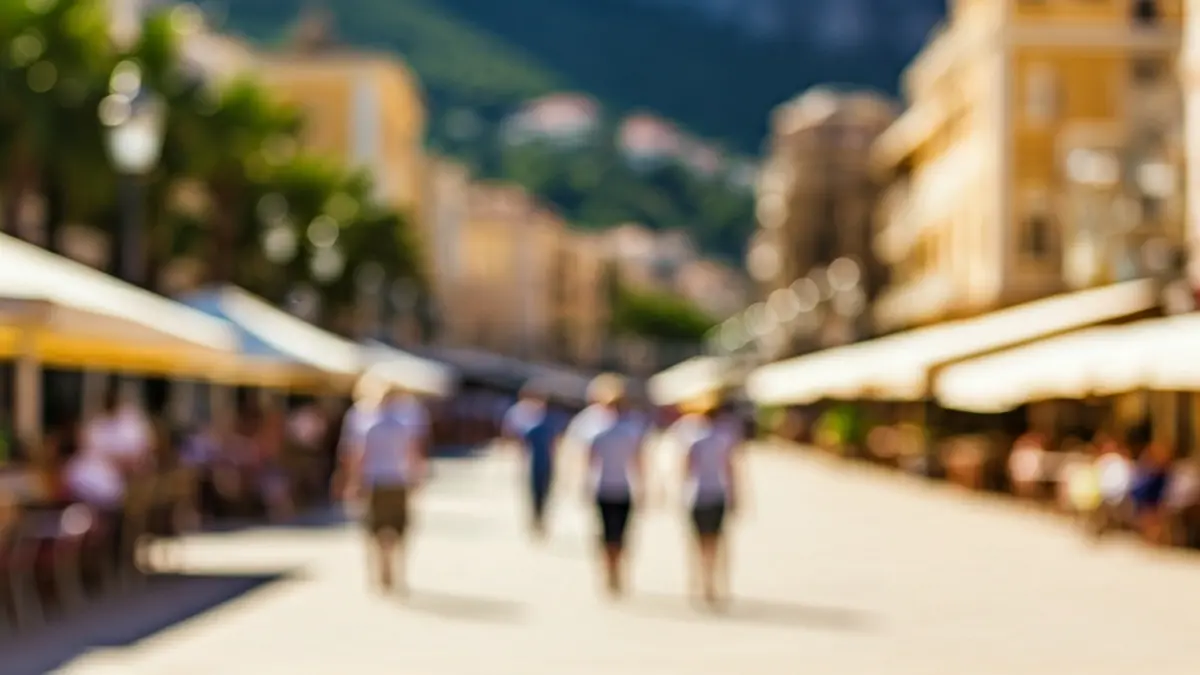 Imagen genérica de una ciudad costera mediterránea con gente disfrutando de las vacaciones.