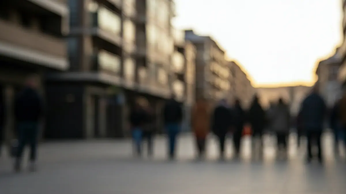Imagen genérica de un cartel de 'se vende' de una vivienda, con edificios modernos al fondo.