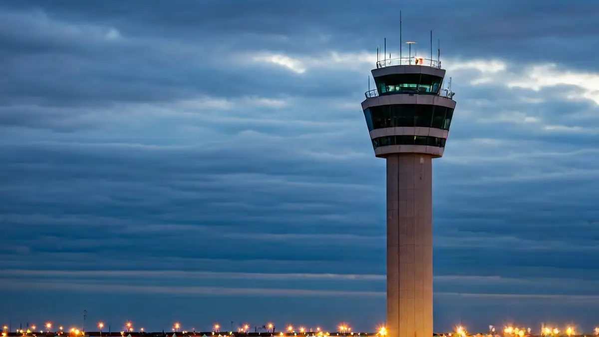 Imagen genérica de una torre de control aéreo al anochecer.
