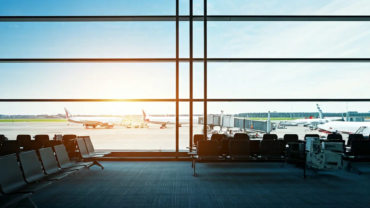 Imagen genérica de un aeropuerto con aviones en la pista.