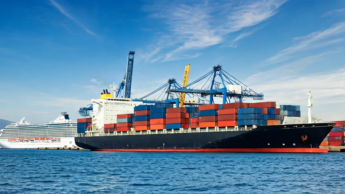 Vista general del Puerto de la Bahía de Cádiz con actividad de carga y cruceros.