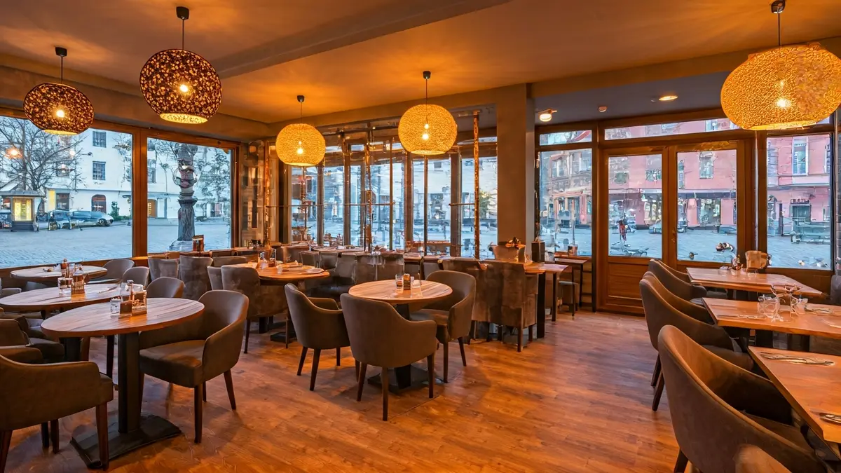Imaxe dun interior de restaurante moderno e acolledor na Coruña.