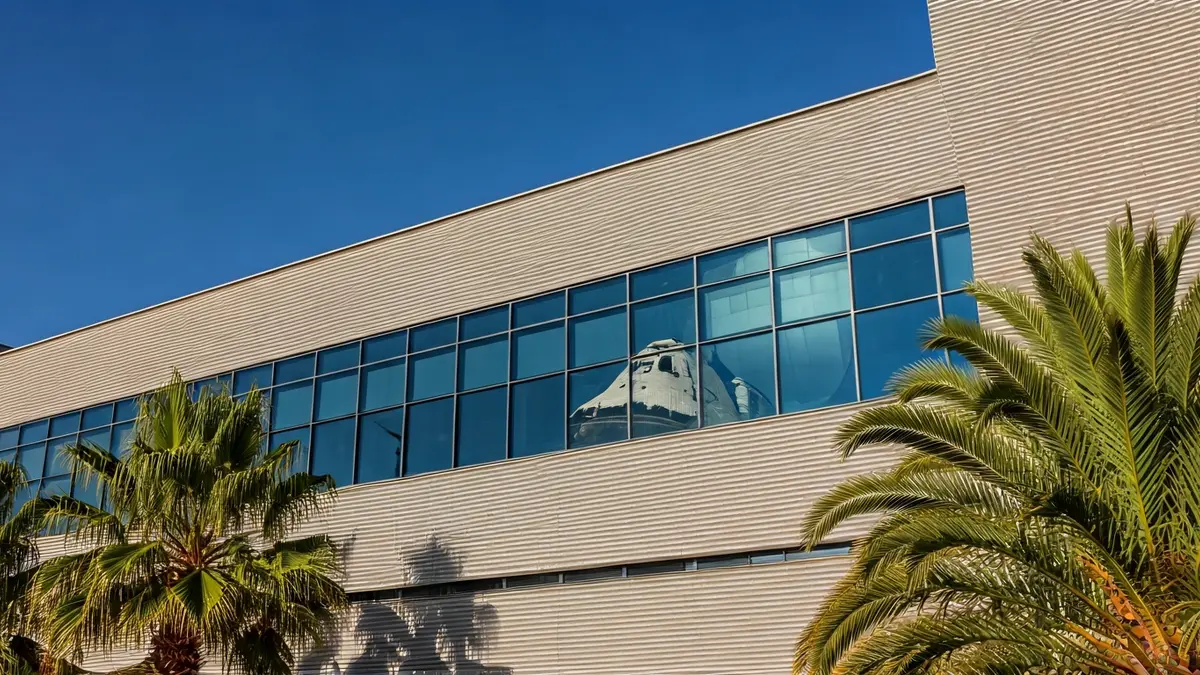Fachada de un hospital moderno con elementos que sugieren la exploración espacial.