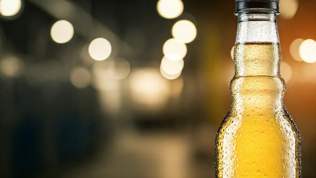 Imagen genérica de una botella de bebida refrescante, destacando el material reciclado.