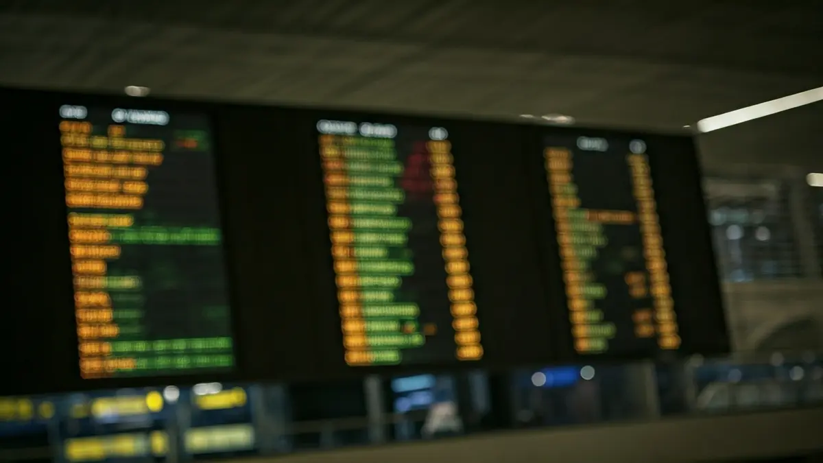 Imagen genérica de un panel digital de información de vuelos en un aeropuerto moderno.