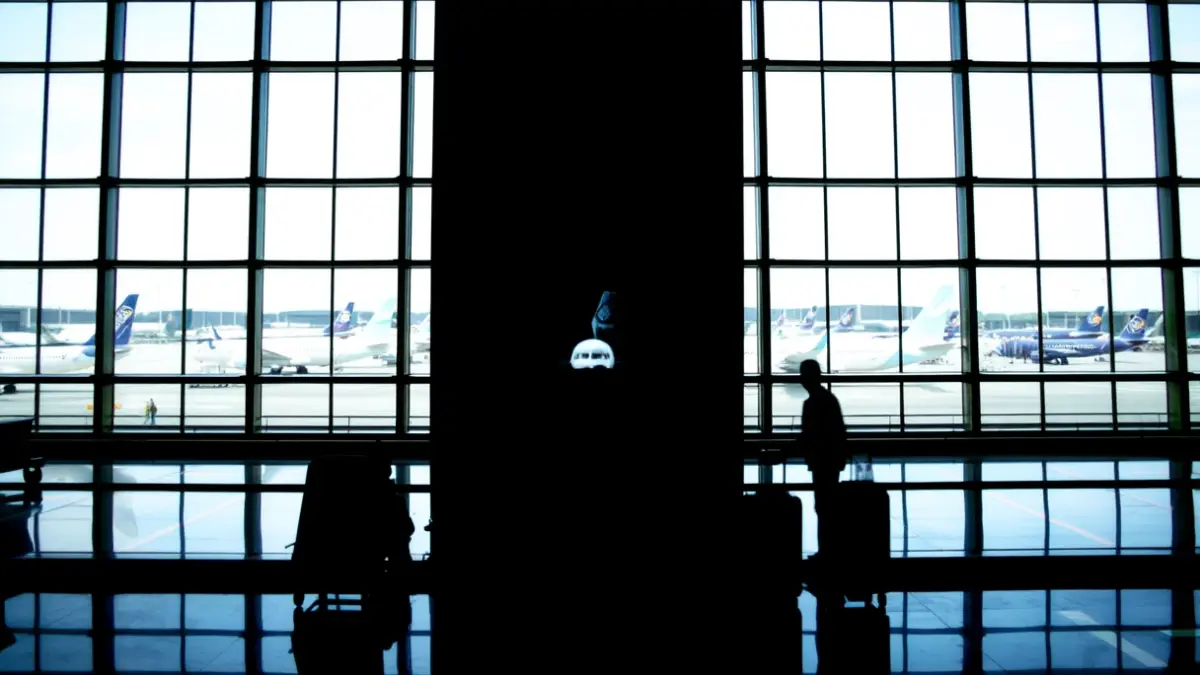 Imagen genérica de un aeropuerto moderno con aviones en la pista.