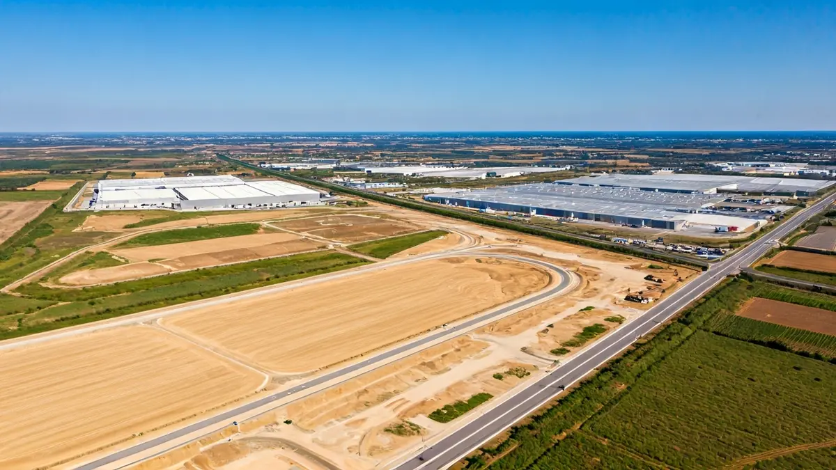 Imagen aérea de un polígono industrial en expansión, con nuevas parcelas e infraestructuras en desarrollo.