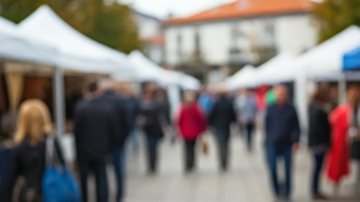 Imagen genérica de una feria multisectorial con mucha gente y puestos de venta.