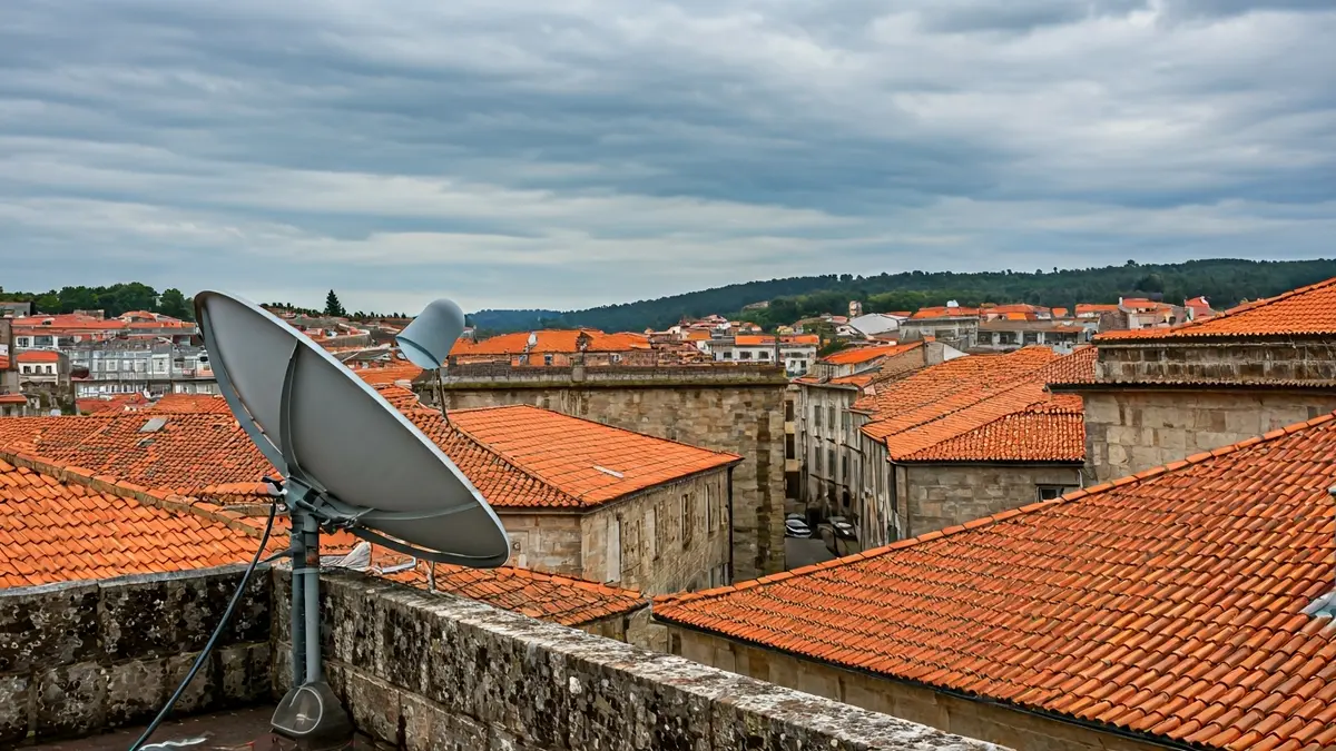 Antena parabólica en un tejado en Pontevedra, simbolizando la conexión a internet vía satélite.