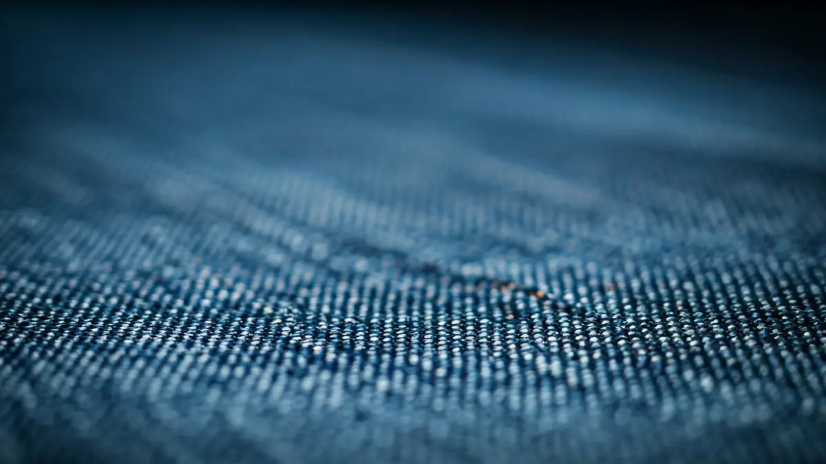 Imagen genérica de tejido vaquero con detalles de fibra reciclada.