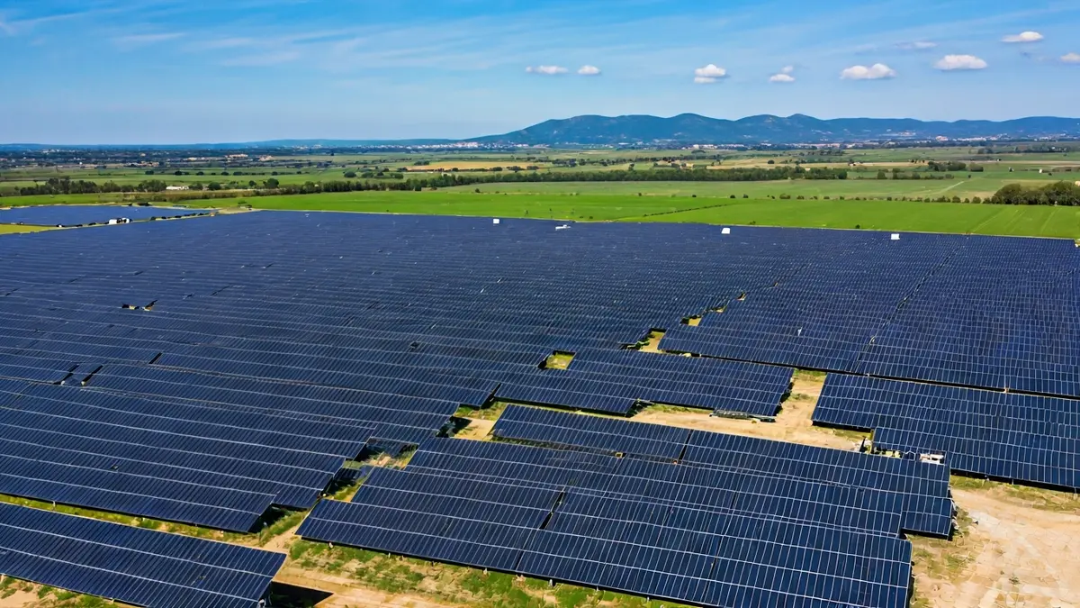Imagen aérea de una planta solar en construcción con paneles fotovoltaicos.