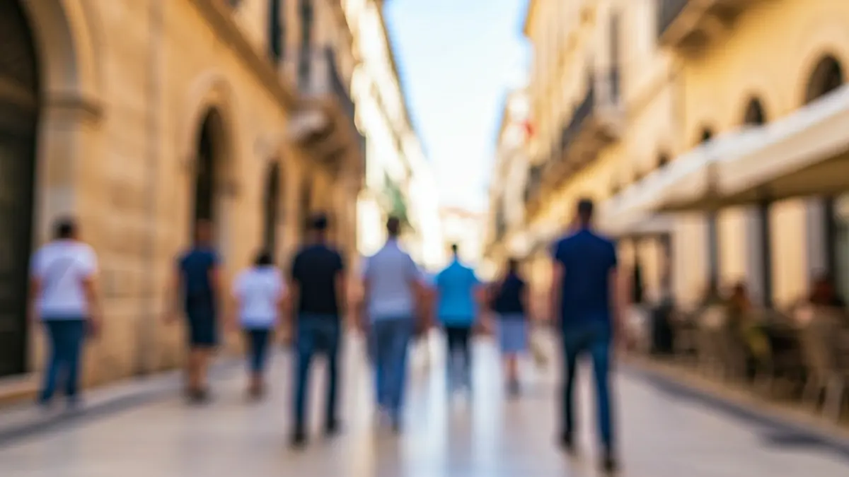 Imagen genérica de una ciudad mediterránea con turistas y arquitectura histórica.
