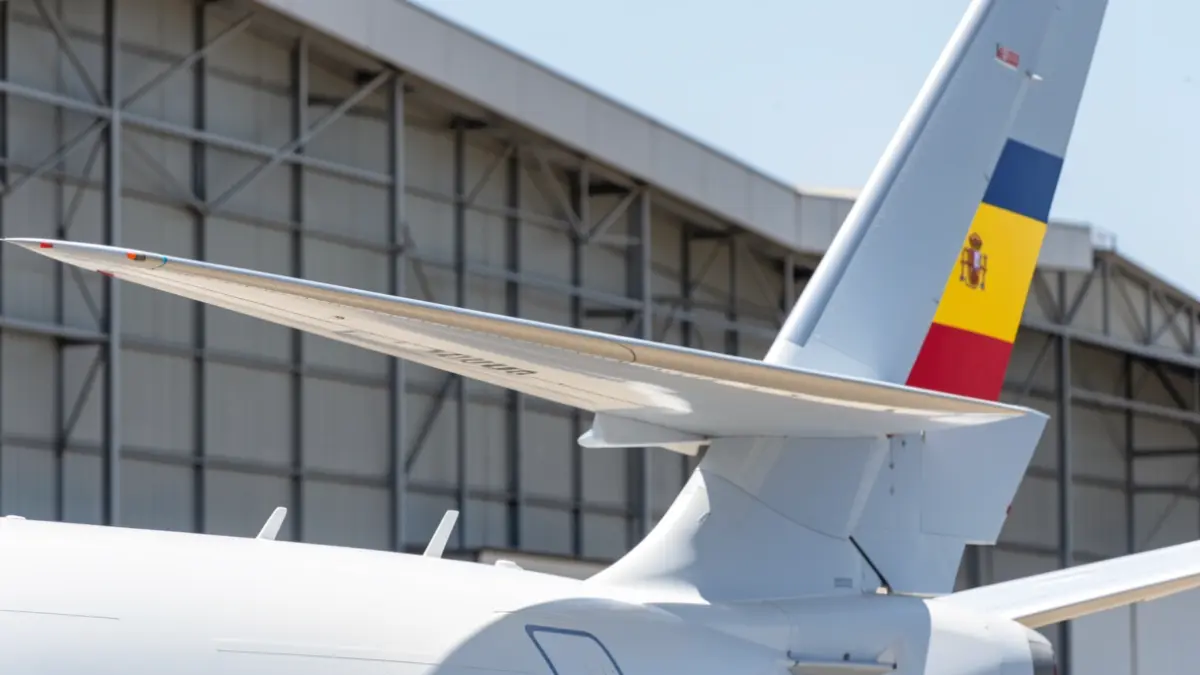 Primer plano del ala de un avión Airbus C295 con la bandera española en la cola, en el hangar de la planta de Sevilla.