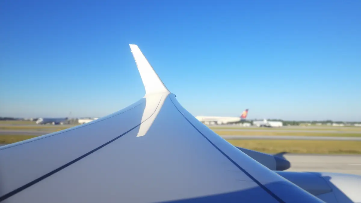 Imagen genérica de un avión en un aeropuerto, simbolizando la conectividad aérea.