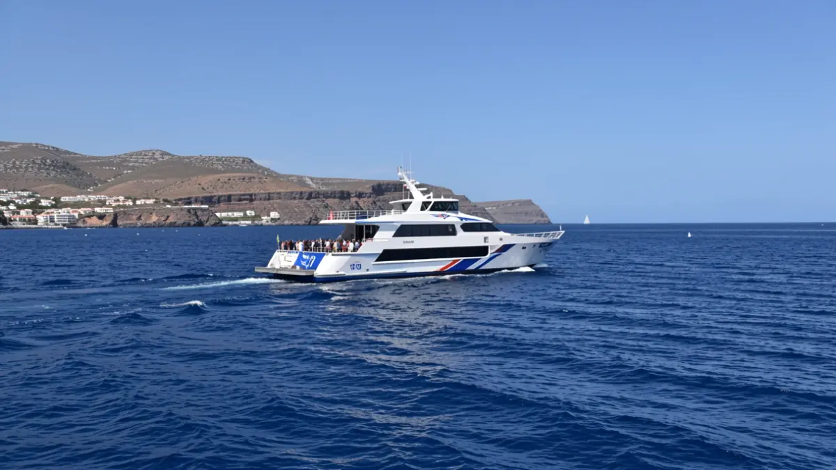 Imagen de un ferry de alta velocidad navegando en aguas del Atlántico cerca de las islas Canarias.