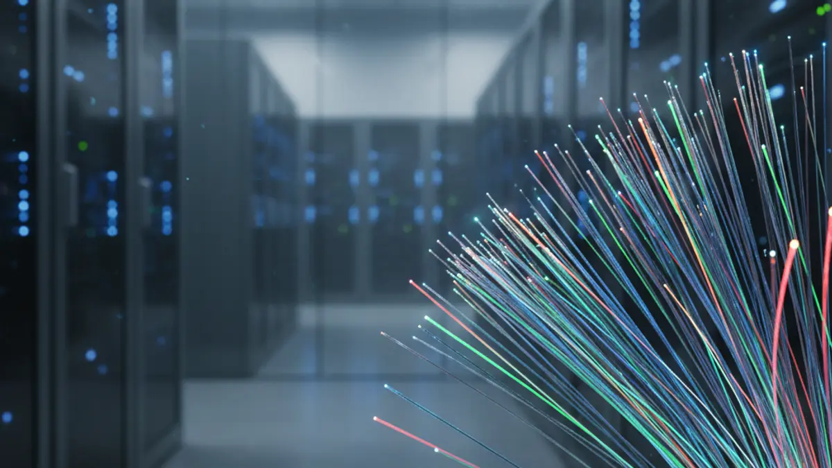 Imagen genérica de cables de fibra óptica iluminados, representando la transmisión de datos y la comunicación avanzada.