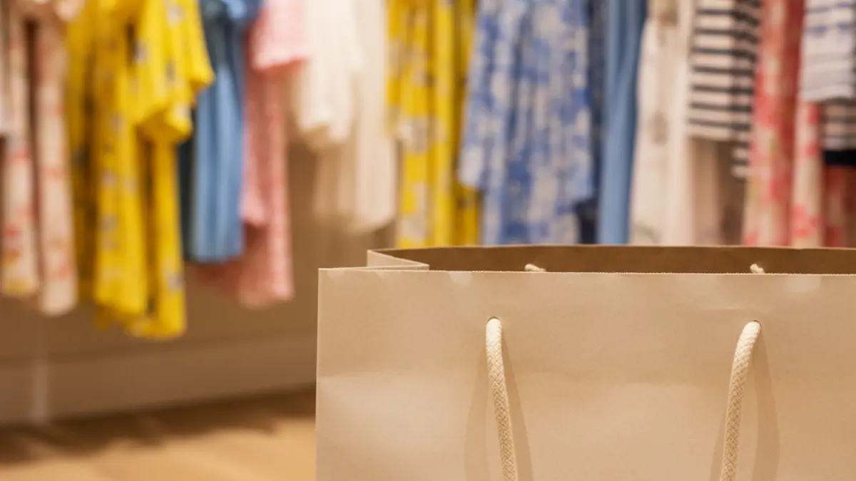 Imagen genérica de una bolsa de compras en un entorno de tienda, simbolizando las rebajas de verano.