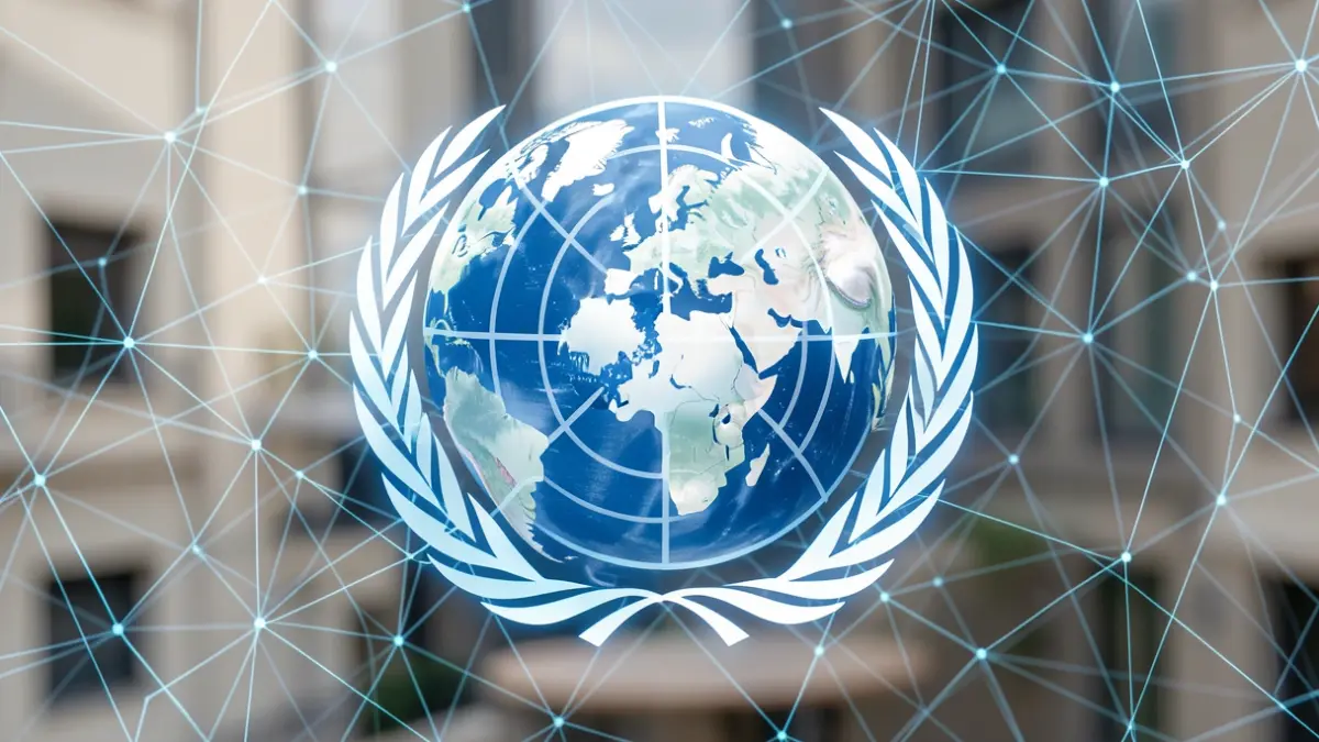 Logotipo de las Naciones Unidas y el planeta Tierra con patrones digitales, simbolizando la gobernanza de la IA.
