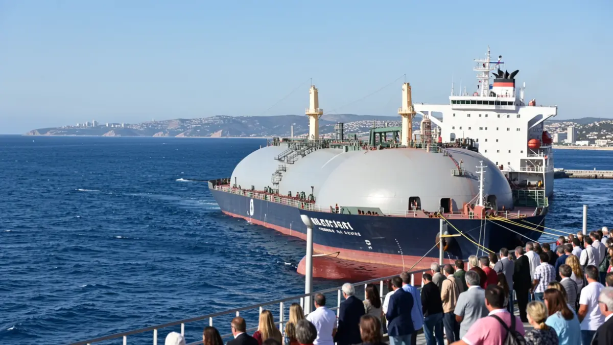 Buque repostando gas natural licuado en la bahía de Málaga.