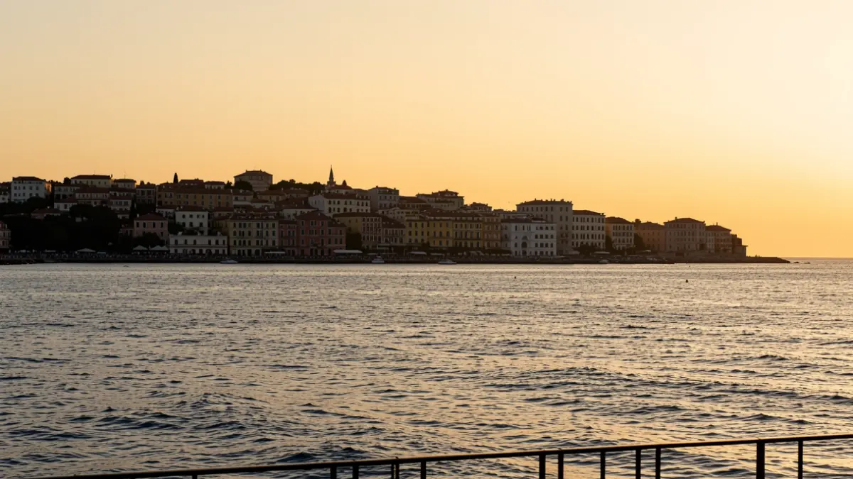 Imagen genérica del mar Mediterráneo al atardecer, simbolizando la cooperación y la transición energética.