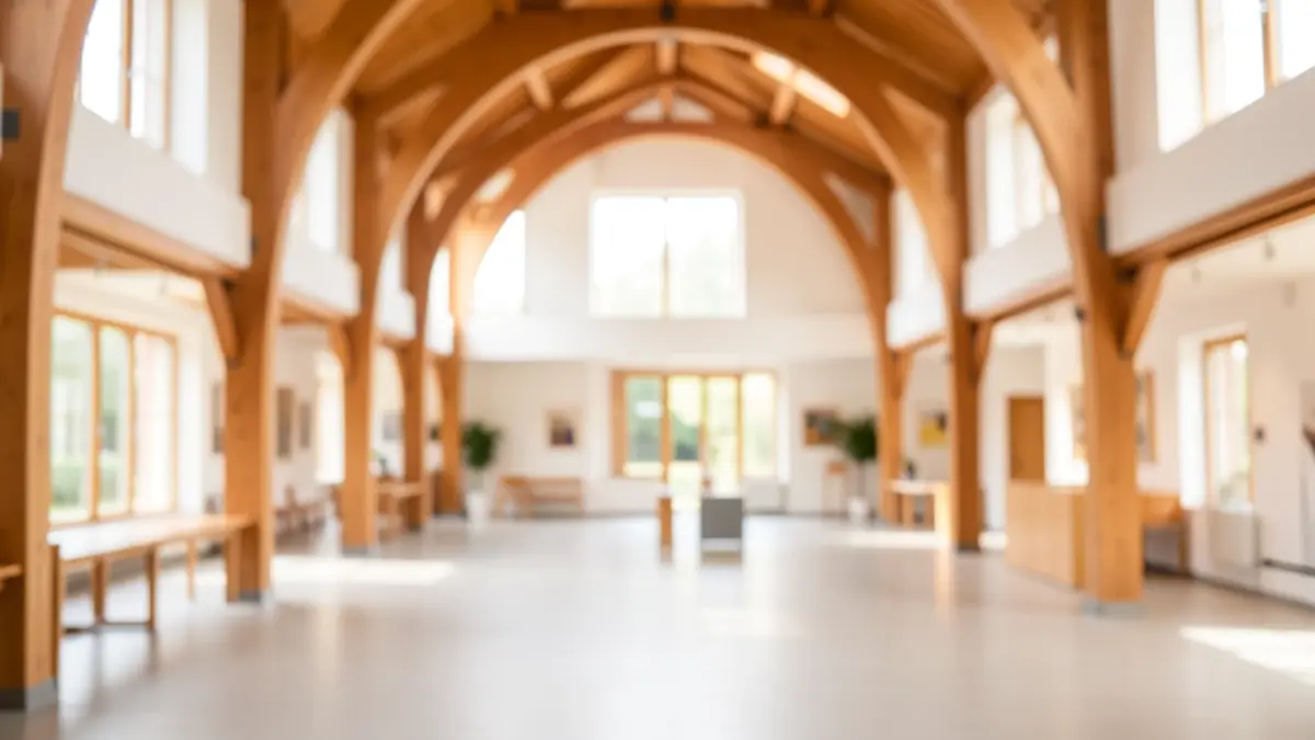 Interior de un espacio cultural renovado con luz natural y detalles arquitectónicos.