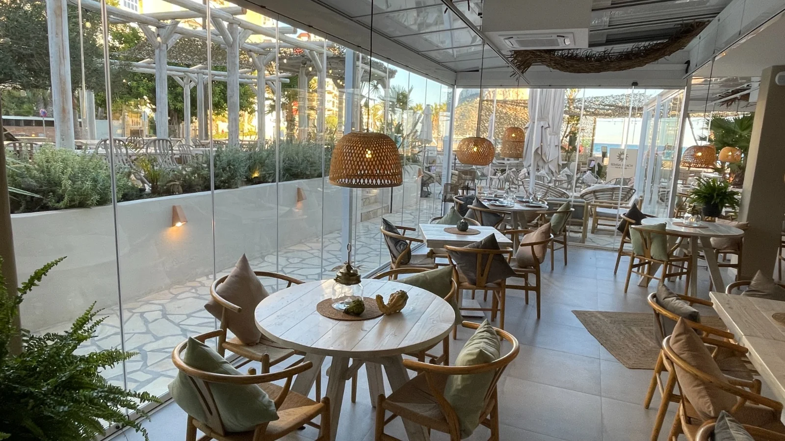 Cerramiento de terraza en restaurante de Calpe por CristalLux