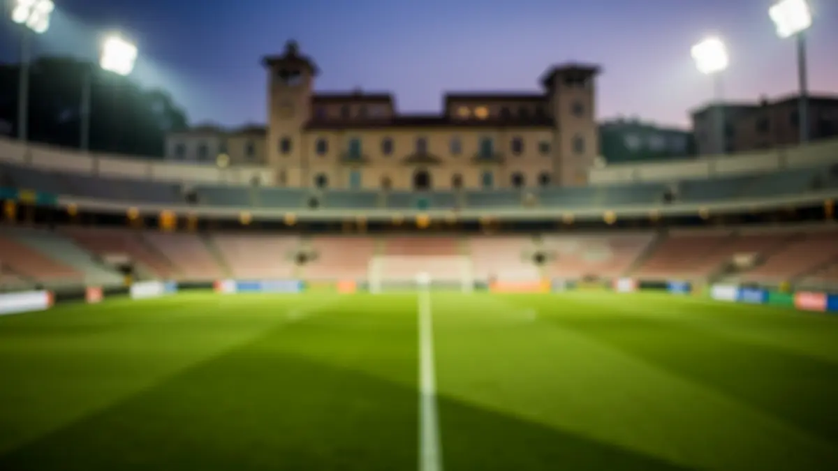 Imagen genérica de un estadio de fútbol vacío al atardecer.