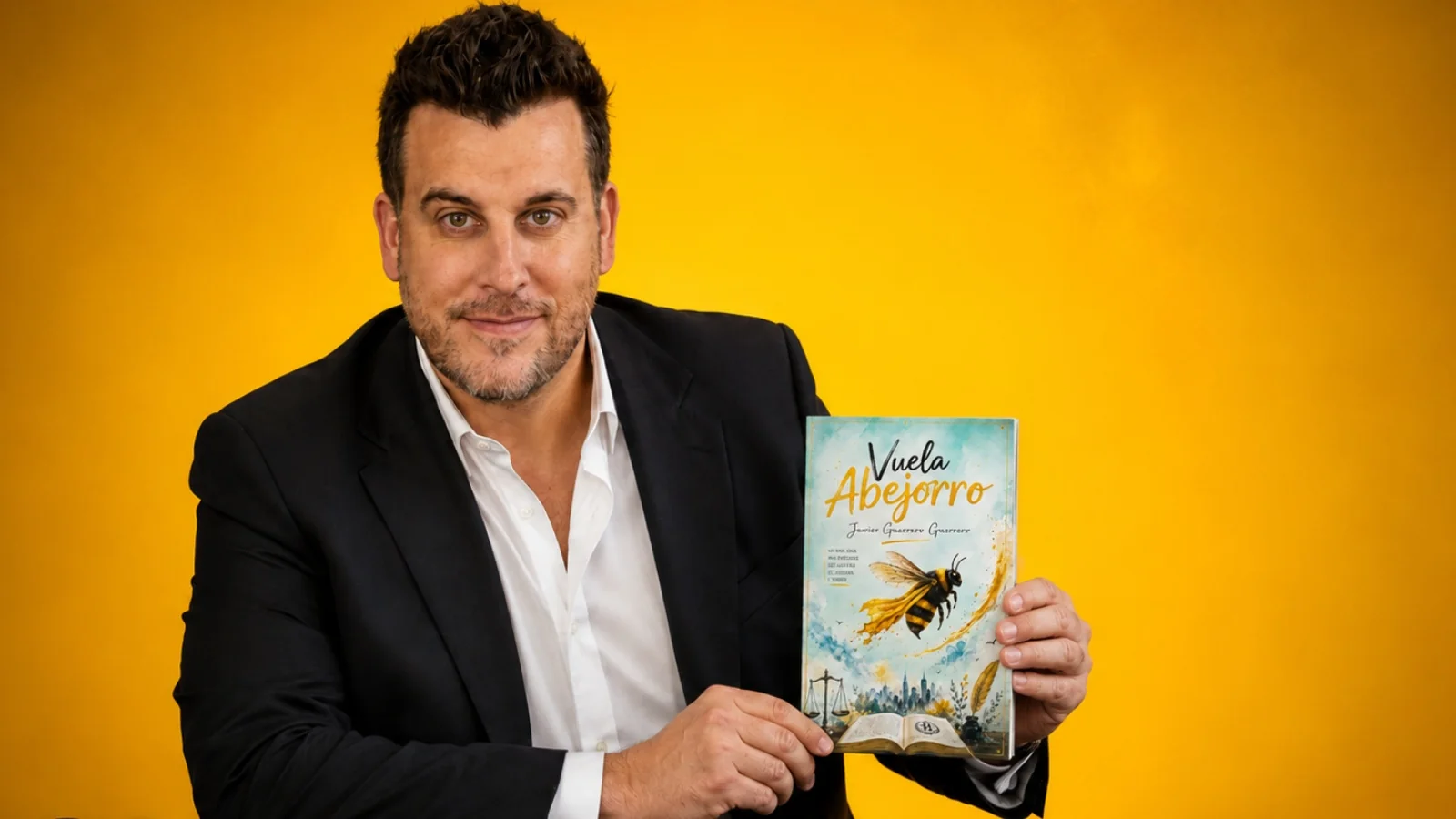 Javier Guerrero y el libro Vuela Abejorro