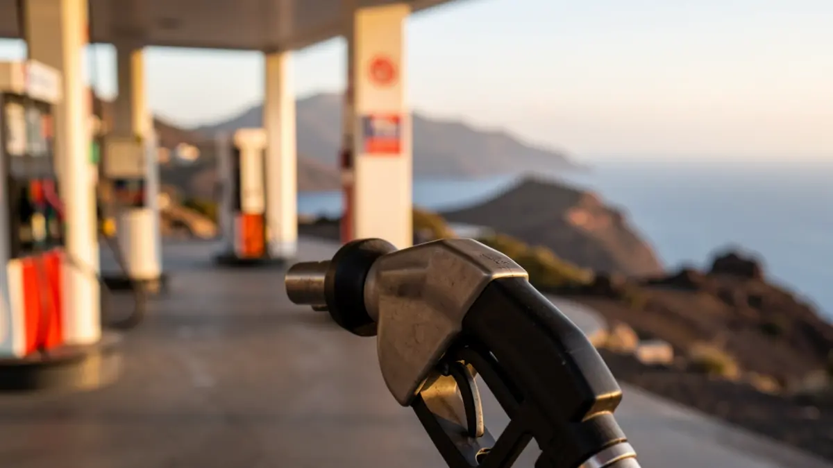 Imagen genérica de una manguera de surtidor de gasolina en Canarias.