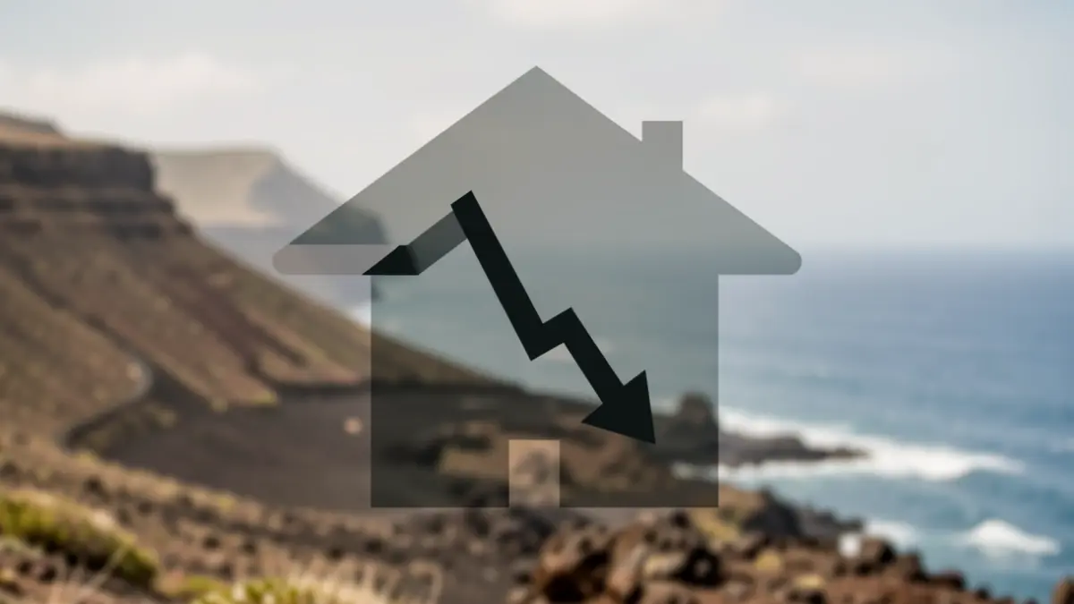 Gráfico descendente sobre una silueta de casa en Canarias.
