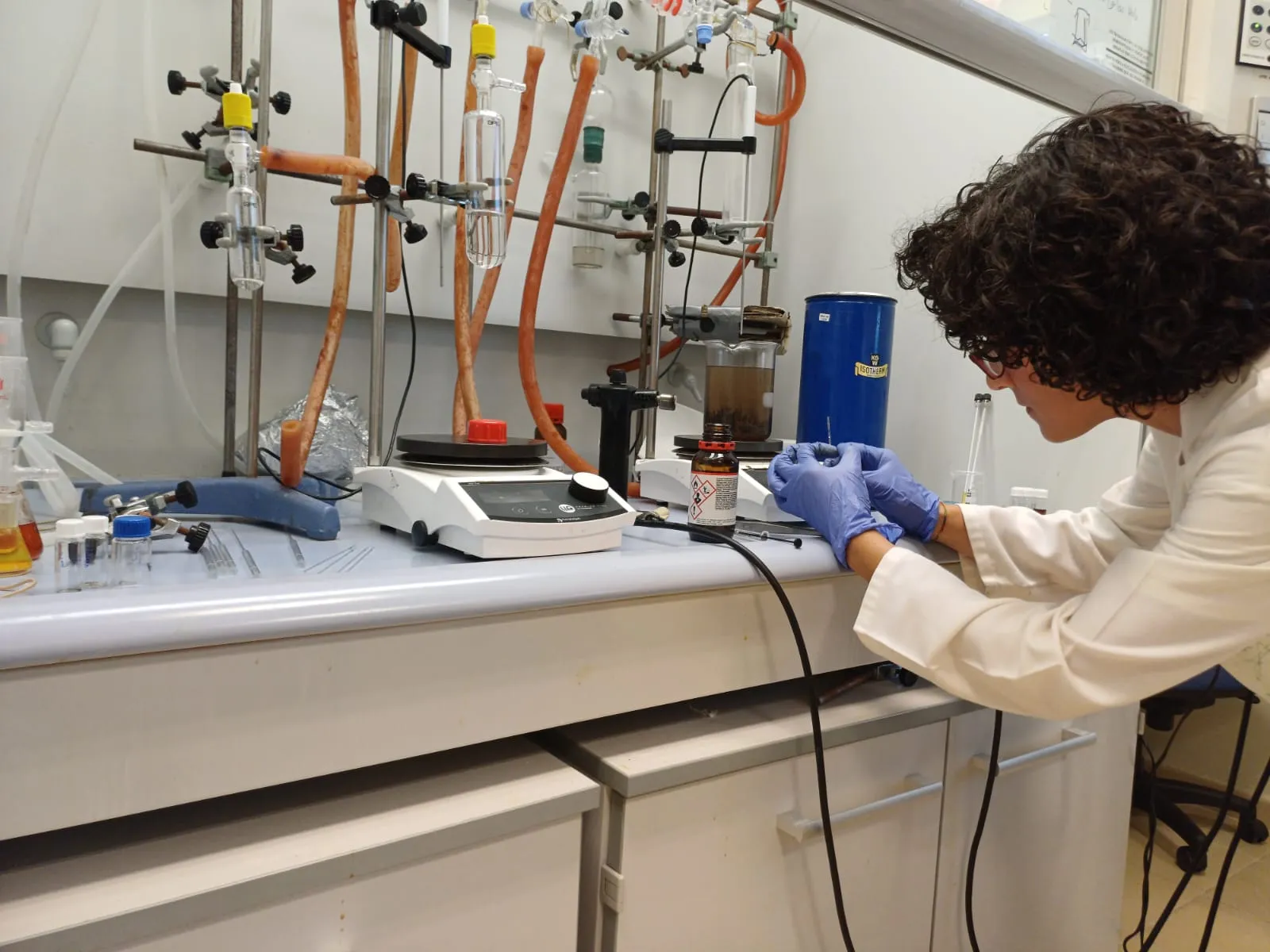 El IIQ de Sevilla busca jóvenes talentos para siete plazas de apoyo a la investigación