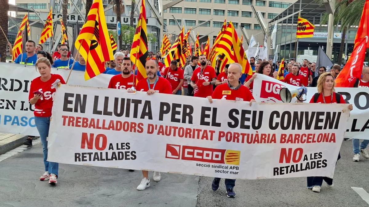 Trabajadores de la Autoridad Portuaria de Barcelona durante la movilización de este miércoles en la plaza de las Drassanes.