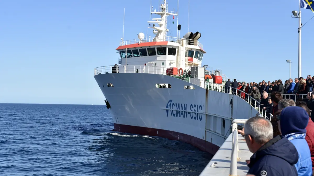 Image of an ICMAN-CSIC marine research vessel at sea.