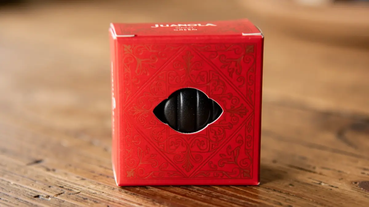 Caja de caramelos Juanola con diseño tradicional.