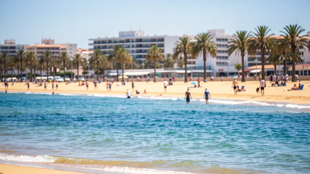 Imagen genérica de la playa de Torremolinos con hoteles al fondo.