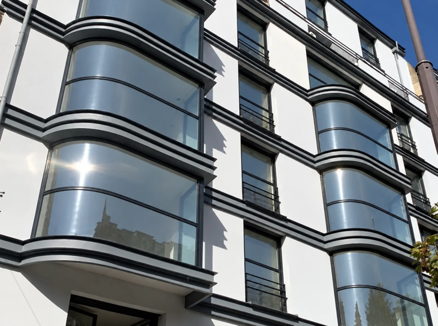 Aluminios Vallirana to bring its AV Skyline Intelligent guillotine window with curves and lateral bending to Veteco 2026