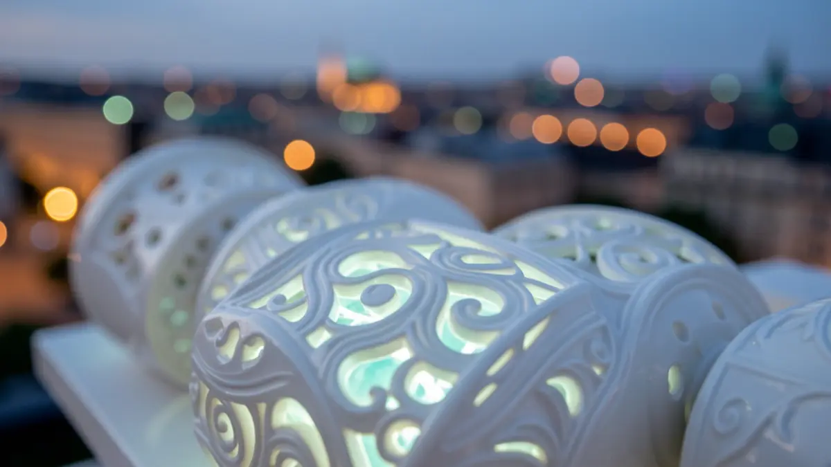 Componentes cerámicos avanzados con patrones complejos iluminados en un entorno urbano nocturno.