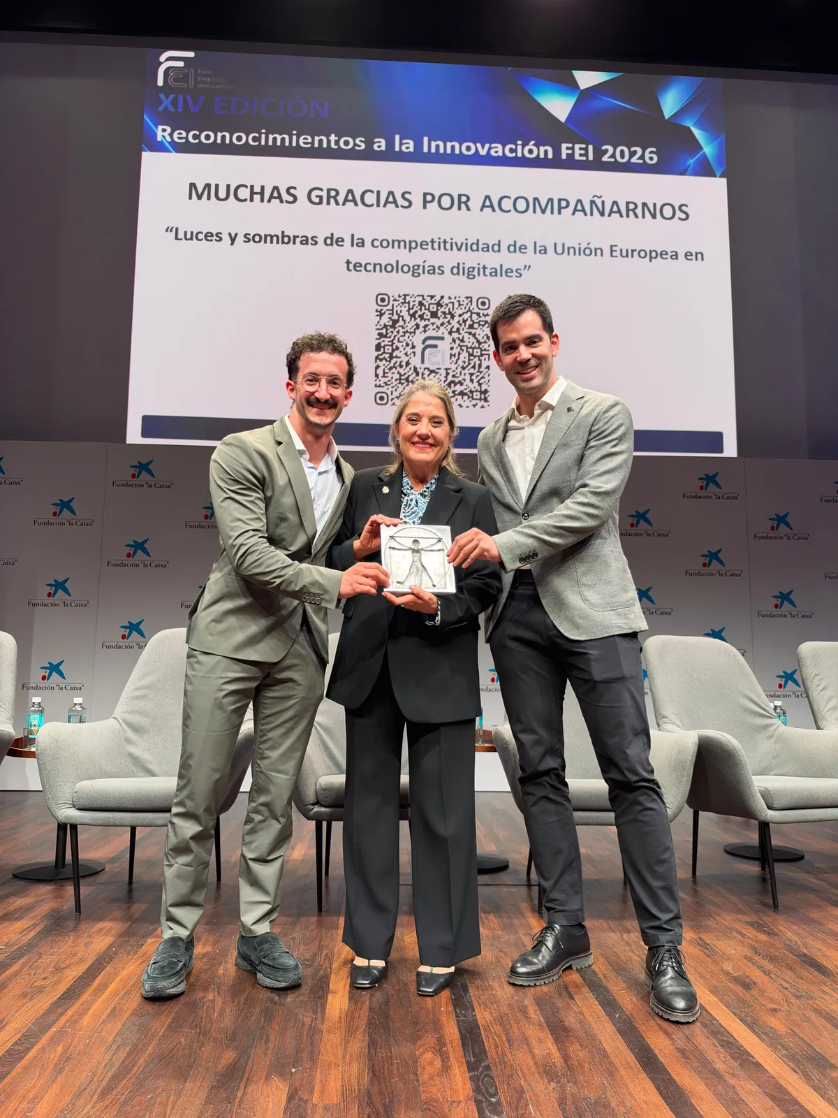 O equipo de Unirisco -de esquerda a dereita, Paulo Gonzalez, Inmaculada Rodríguez e Pablo Mosquera- recollendo o premio